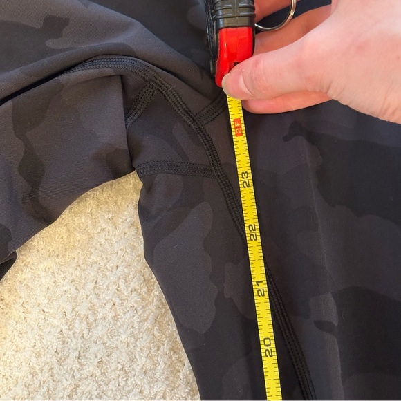 Lululemon black camo leggings sz 8 - Picture 4 of 4